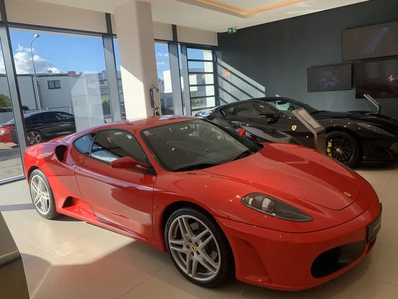Червоний суперкар Ferrari F430 в автосалоні